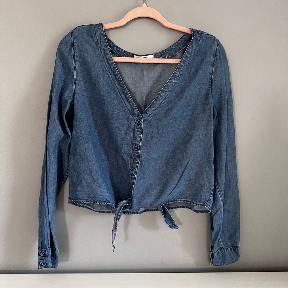 BB DAKOTA Blue Denim Style, V Neck, Cropped Shirt, Tie Front, Long Sleeves Sz M